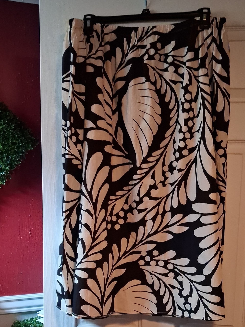 Black and White Leaf-Print Women's Skirt